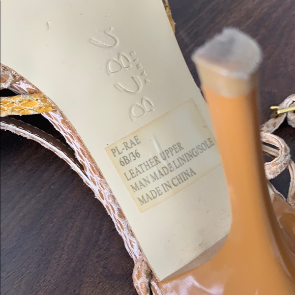 Strappy snakeskin heels sz 6 BCBG - Picture 8 of 9